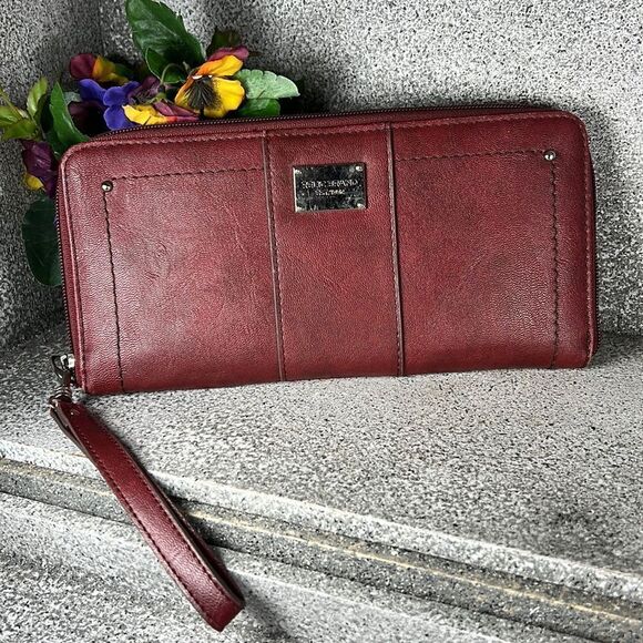 Relic Burgundy Faux Vegan Leather Large Capacity Wristlet Wallet - Picture 1 of 4